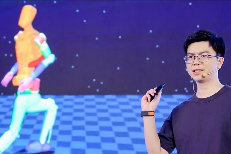 天才少年稚晖君UWIN电竞机器人走路进场！AI模型做大脑，目标售价20万以内